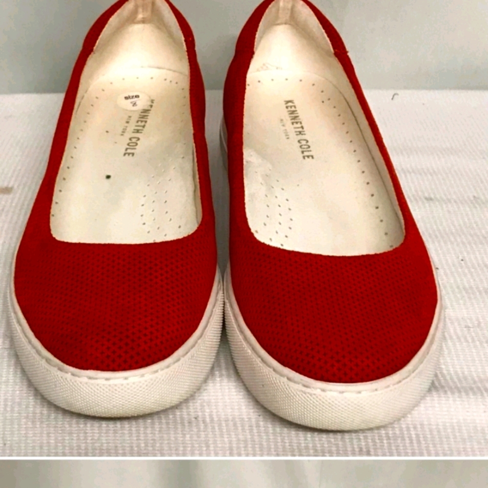 Adorable Red knit flats.